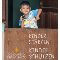 Funkelnde Kronen, königliche Gewänder: Das sind die Sternsinger! Sie segnen die Menschen und deren Häuser und bitten um eine Spende für Kinderhilfsprojekte. Dieses Jahr setzt sich die Aktion für Kinder in Indonesien ein, die Opfer von Gewalt wurden.