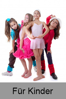 Vier junge Mädchen zeigen sich in Ballett- bzw. Tanzkleidung.