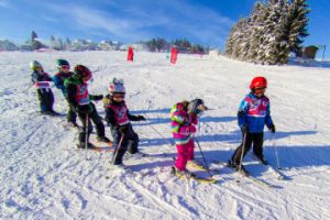 Kinder lernen Skifahren