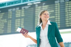 Foto: Frau mit Reisepass am Flughafen