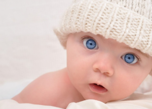 baby mit blauen augen