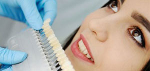 Modernste zahntechnische Materialien und technischer Fortschritt ermöglichen es dem Zahntechniker in Zusammenarbeit mit dem Zahnarzt natürlich schöne Zähne anzufertigen.