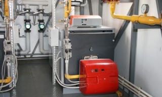 Heizungskeller mit Gasheizung und Boiler