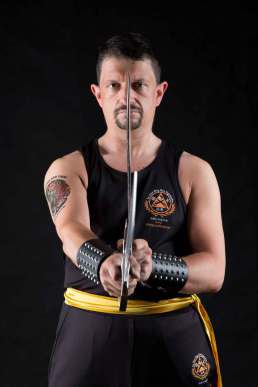 Großmeister Abt Chi Sim mit den traditionellen scharfen Süd Shaolin Wing Chun Doppelmessern und in traditioneller Kleidung der Warrior von Süd Shaolin 2016